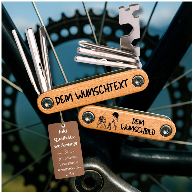 Fahrrad Multitool 9in1 aus Edelstahl mit personalisierbarer Lasergravur auf Holzgriff, angelehnt an ein Fahrrad.