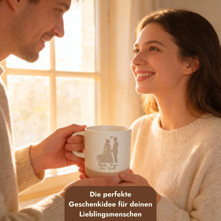 Personalisierte Keramiktasse mit Gravur Brautpaar und Wunschtext als romantisches Geschenk für Paare.