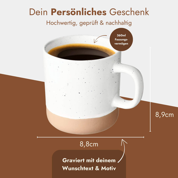 Personalisierte Keramiktasse mit Wunschtext und Motiv, 360ml weiß gesprenkelt mit Terrakotta-Boden.