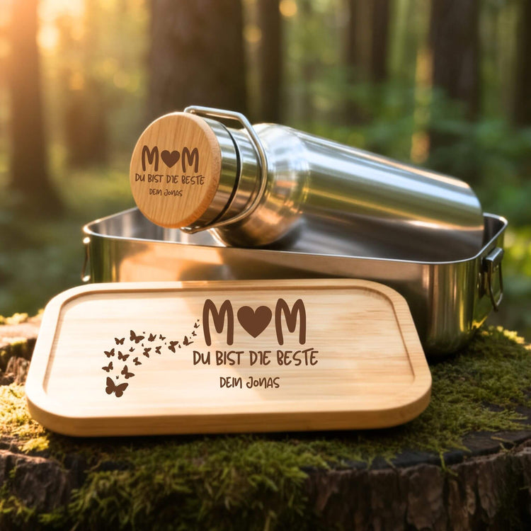 Personalisiertes Edelstahl Trinkflaschen- und Lunchbox-Set mit Mom-Gravur und Schmetterlingen auf Bambusdeckel.