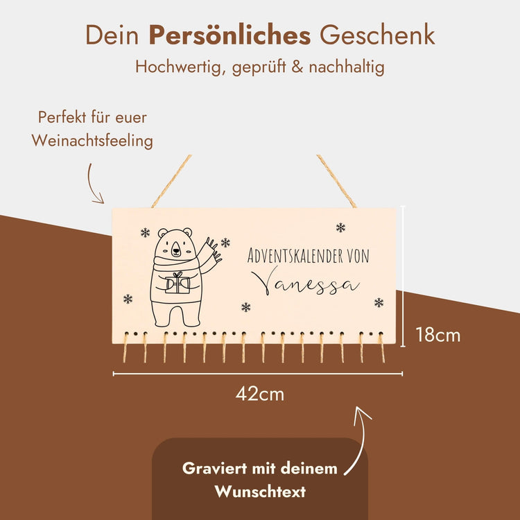 Personalisierter Adventskalender aus Holz mit graviertem Weihnachtsbär und Wunschname zum Aufhängen.