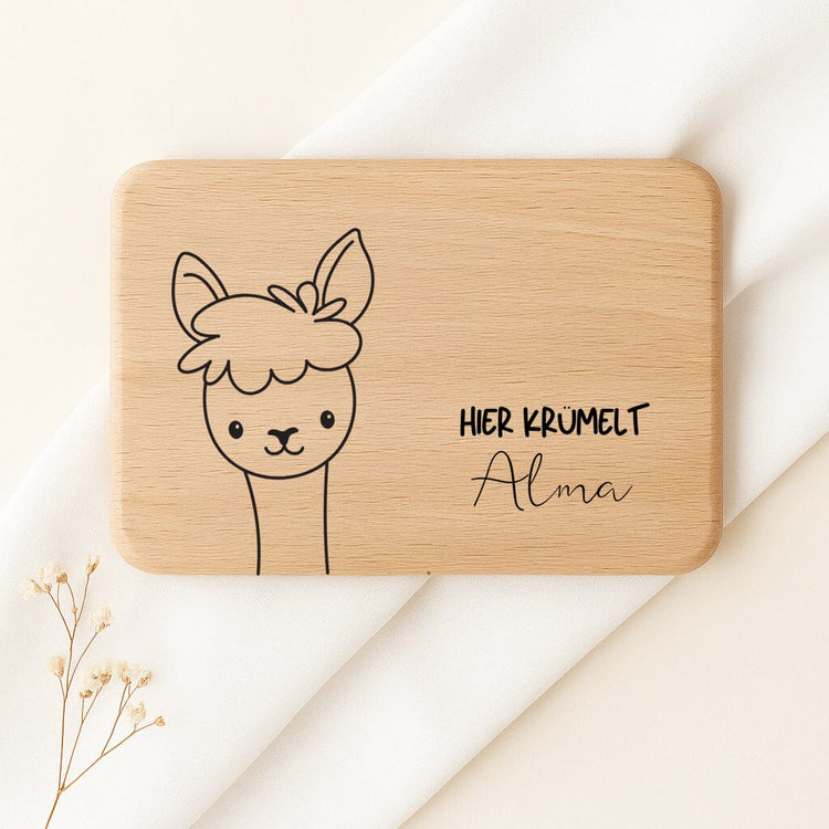 Personalisiertes Frühstücksbrettchen aus Buchenholz mit graviertem Lama-Motiv und dem Namen Alma.