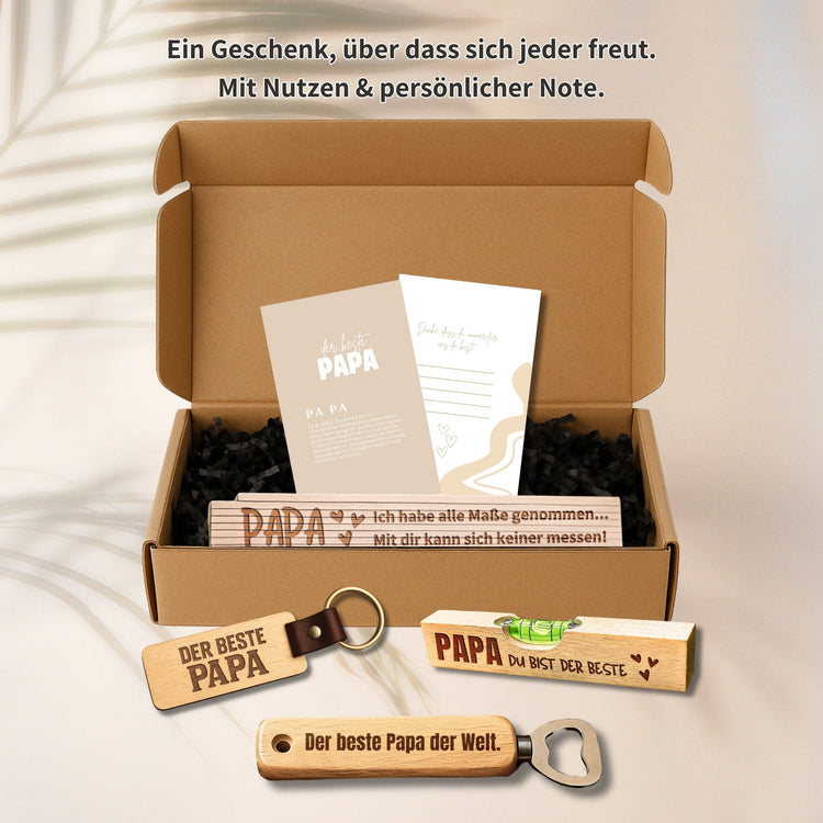 Personalisiertes Geschenkset Papa mit graviertem Zollstock, Wasserwaage, Flaschenoeffner und Schluesselanhaenger aus Holz.