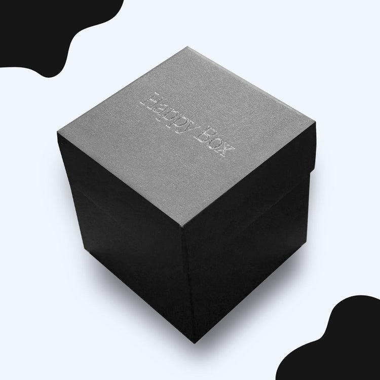 Schwarze Happy Box Geschenkbox mit silberner Praegung auf dem Deckel als edle Geschenkverpackung.