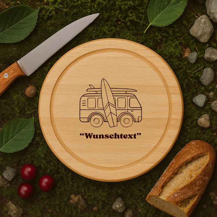 Rundes Schneidebrett aus Buche mit Campingbus-Gravur und personalisierbarem Wunschtext, dekoriert auf Moos.