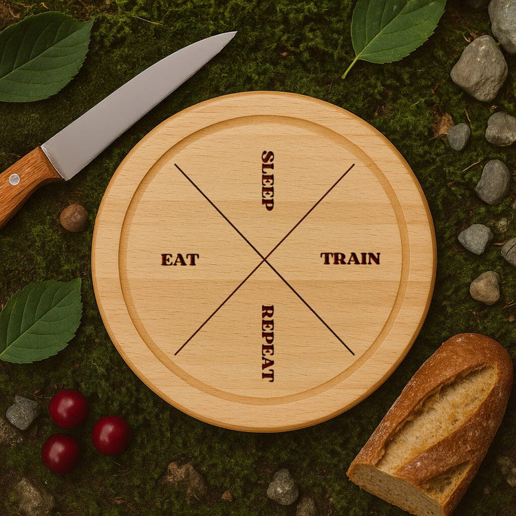 Rundes Schneidebrett aus Buche mit Gravur Eat Sleep Train Repeat fuer Fitness-Fans.