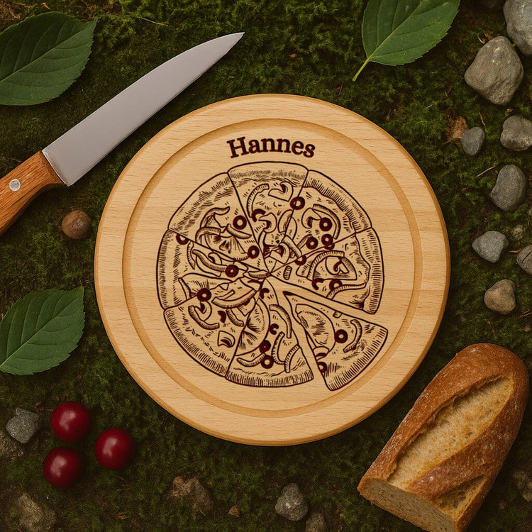 Rundes Pizzabrett aus Buchenholz mit personalisierter Namensgravur und dekorativem Pizza-Motiv, ideal als Geschenk.