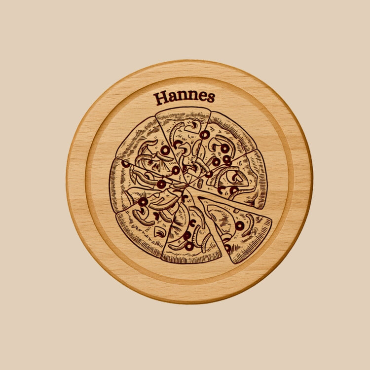 Rundes Pizzabrett aus Buchenholz mit graviertem Pizza-Motiv und personalisierter Namensgravur auf der Oberseite.
