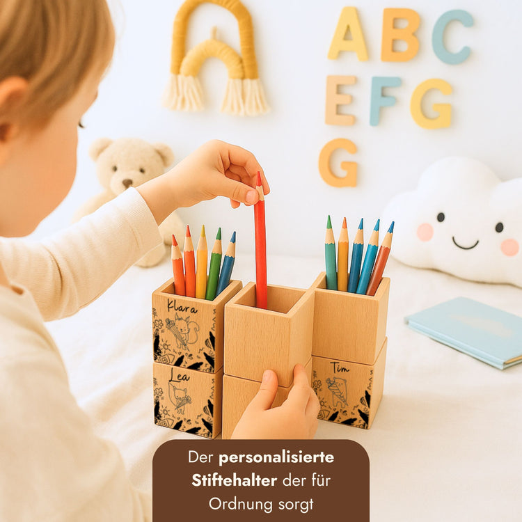 Personalisierter Stiftehalter aus Holz mit Tiermotiv-Gravur und Namensgravur fuer Kinder am Schreibtisch.