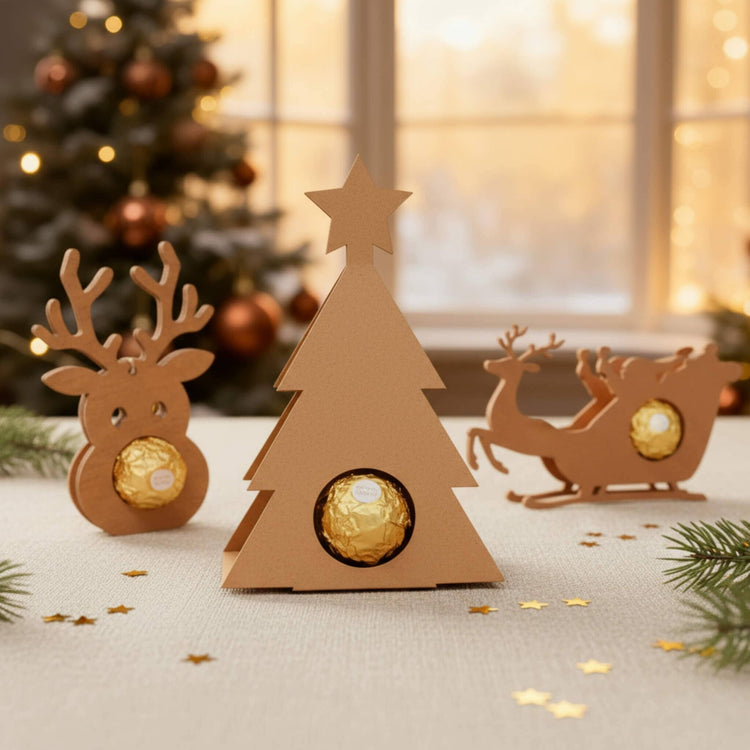 Weihnachtliches Holz-Set mit Rentier-Schokoladenhalter, Tannenbaum und Schlitten fuer Ferrero Rocher Pralinen.