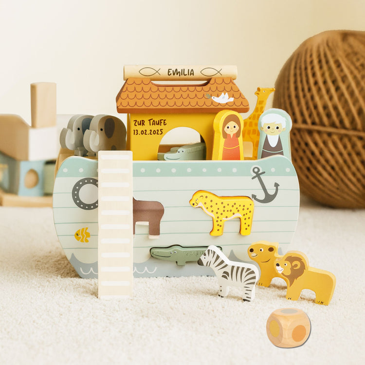 Personalisierte Arche Noah aus Holz als Steckspiel mit gravierten Namen und Taufdatum sowie bunten Tierfiguren.