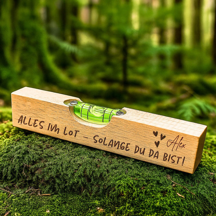 Personalisierte Wasserwaage aus Buchenholz mit Gravur Alles im Lot und individuellem Namen als Geschenk.