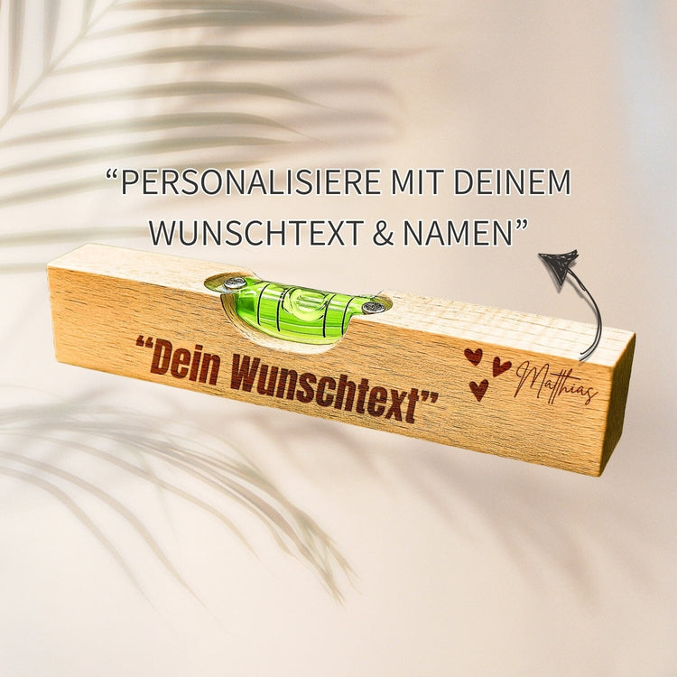 Personalisierte Wasserwaage aus Buchenholz mit graviertem Wunschtext, Namen und Herzen als Geschenkidee.