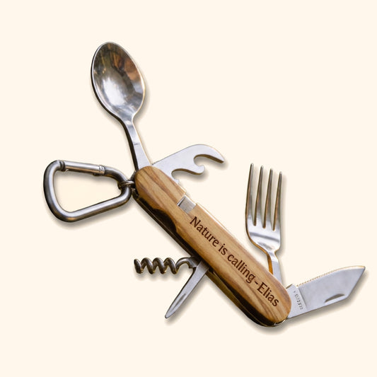 Campingbesteck 6in1 mit Holzgriff und Gravur Wunschtext, Packshot vor cremefarbenem Hintergrund