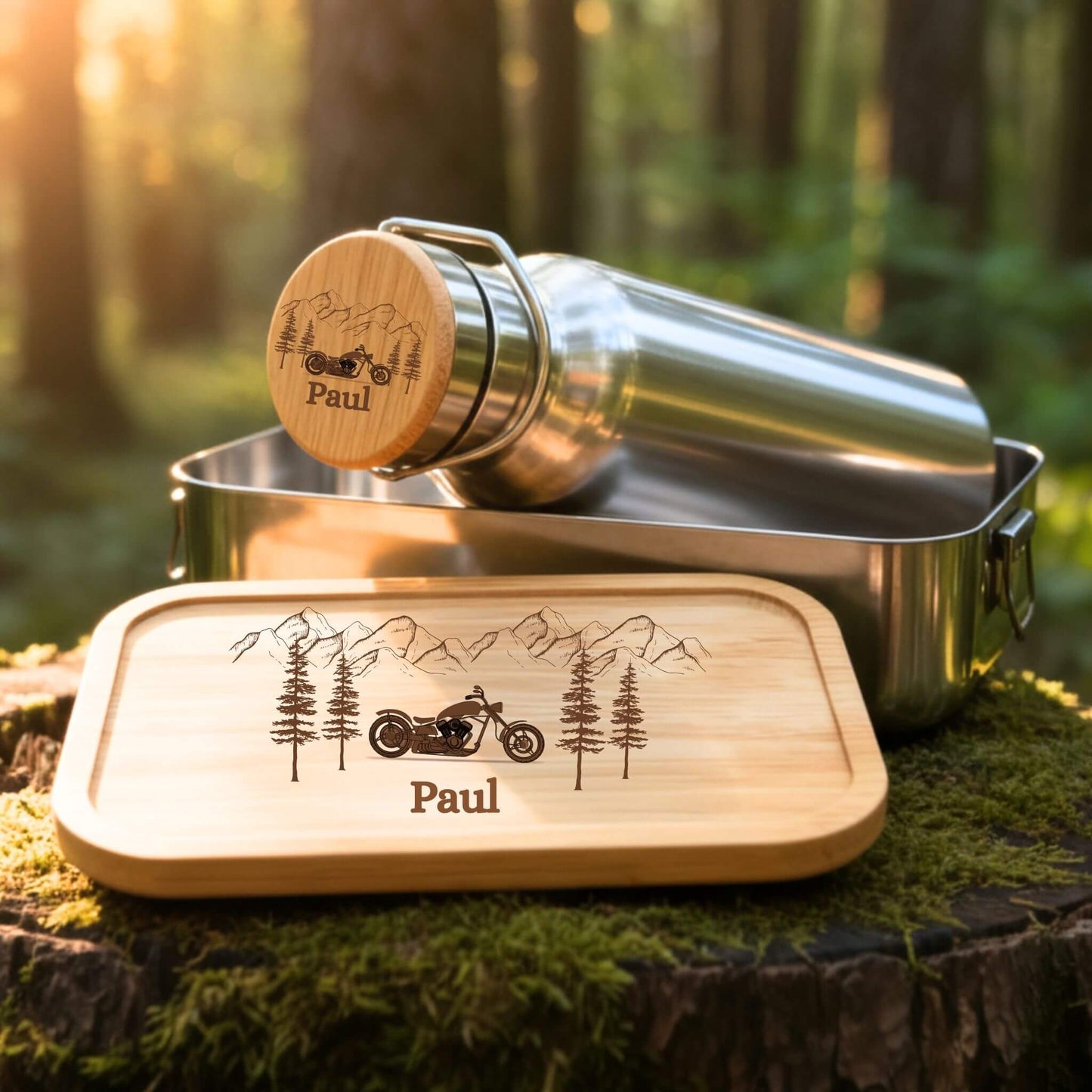Personalisiertes Edelstahl Trinkflasche und Lunchbox Set mit Motorrad-Gravur und Namen Paul auf Holzdeckel.