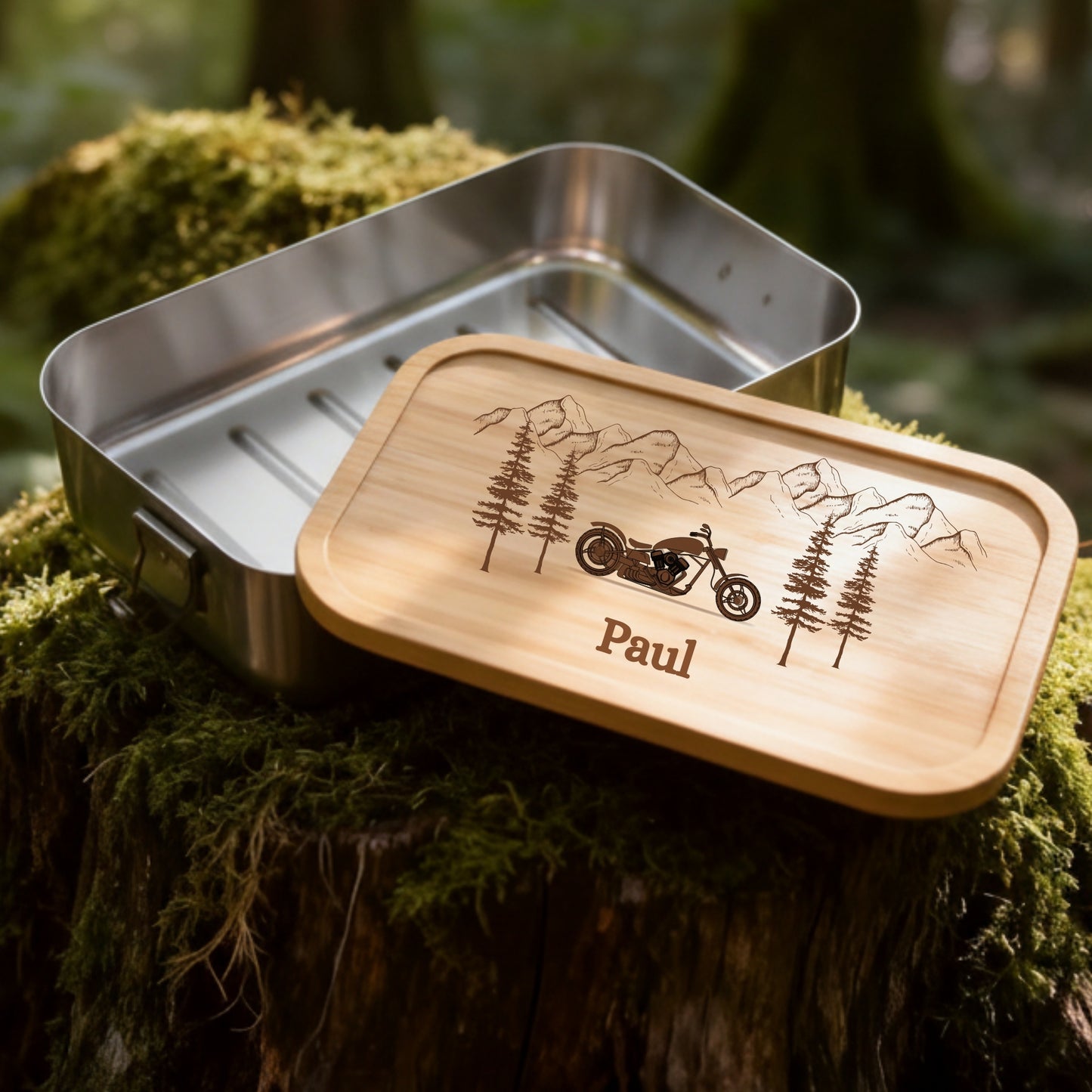 Personalisierte Edelstahl-Brotdose mit Bambusdeckel, Motorrad-Gravur und Name Paul im Waldmotiv.