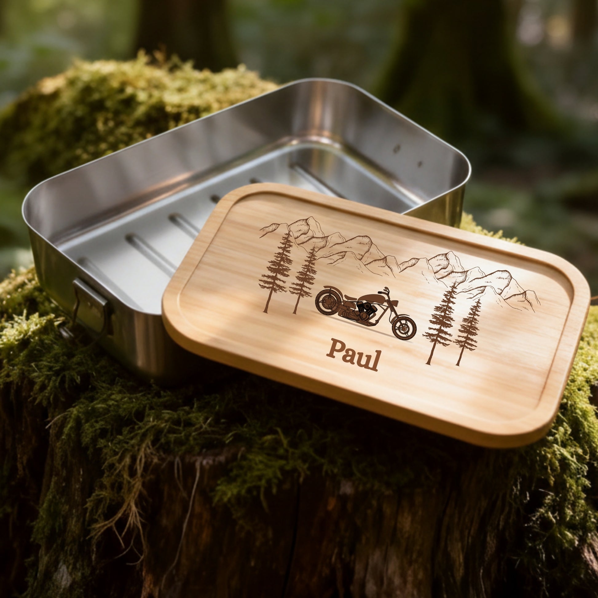 Personalisierte Edelstahl-Brotdose mit Bambusdeckel, Motorrad-Gravur und Name Paul im Waldmotiv.