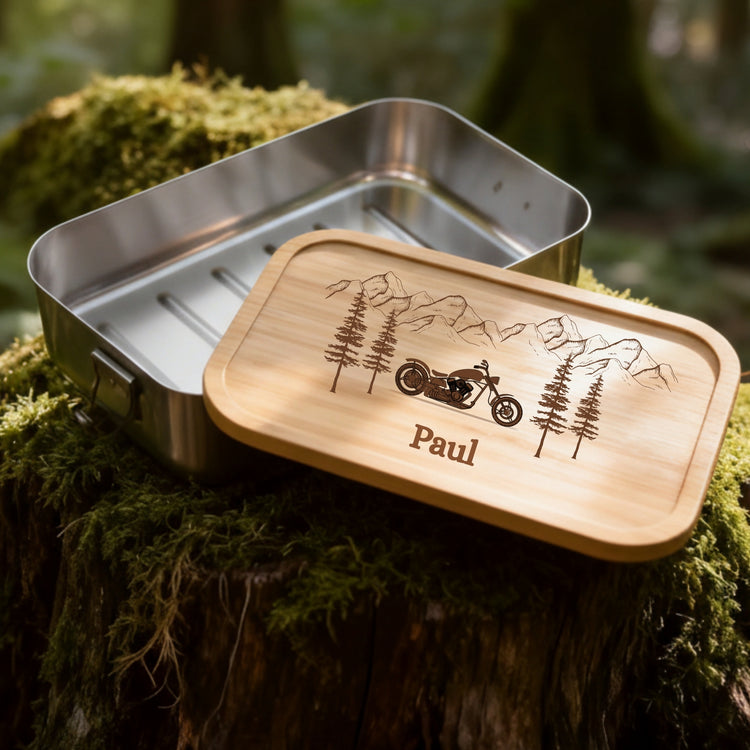 Personalisierte Edelstahl-Brotdose mit Bambusdeckel, Motorrad-Gravur und Name Paul im Waldmotiv.