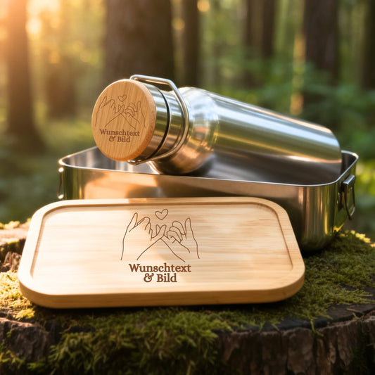 Personalisiertes Trinkflaschen- und Lunchbox-Set aus Edelstahl mit Bambusdeckel und individueller Wunschgravur im Wald.