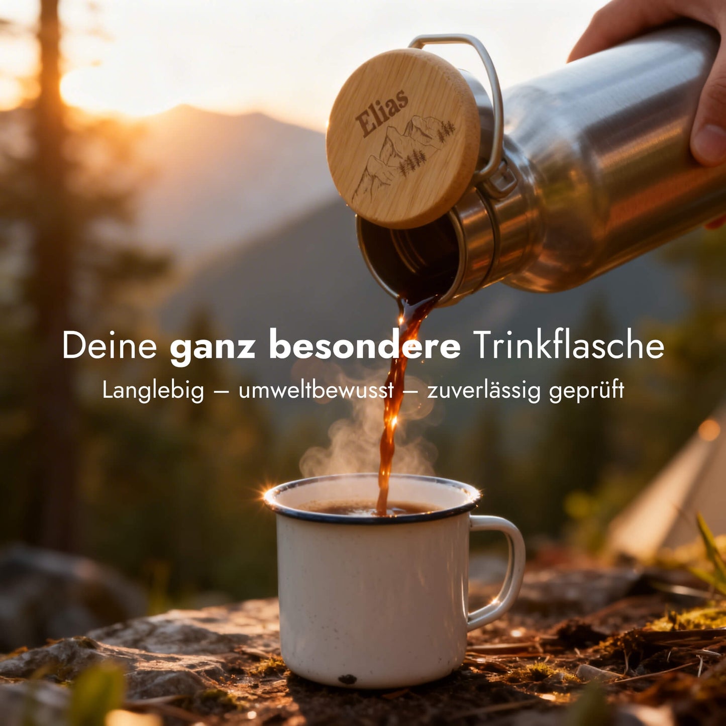 Personalisierte Edelstahl-Trinkflasche mit Namensgravur Elias und Bergmotiv auf Holzdeckel beim Outdoor-Einsatz.