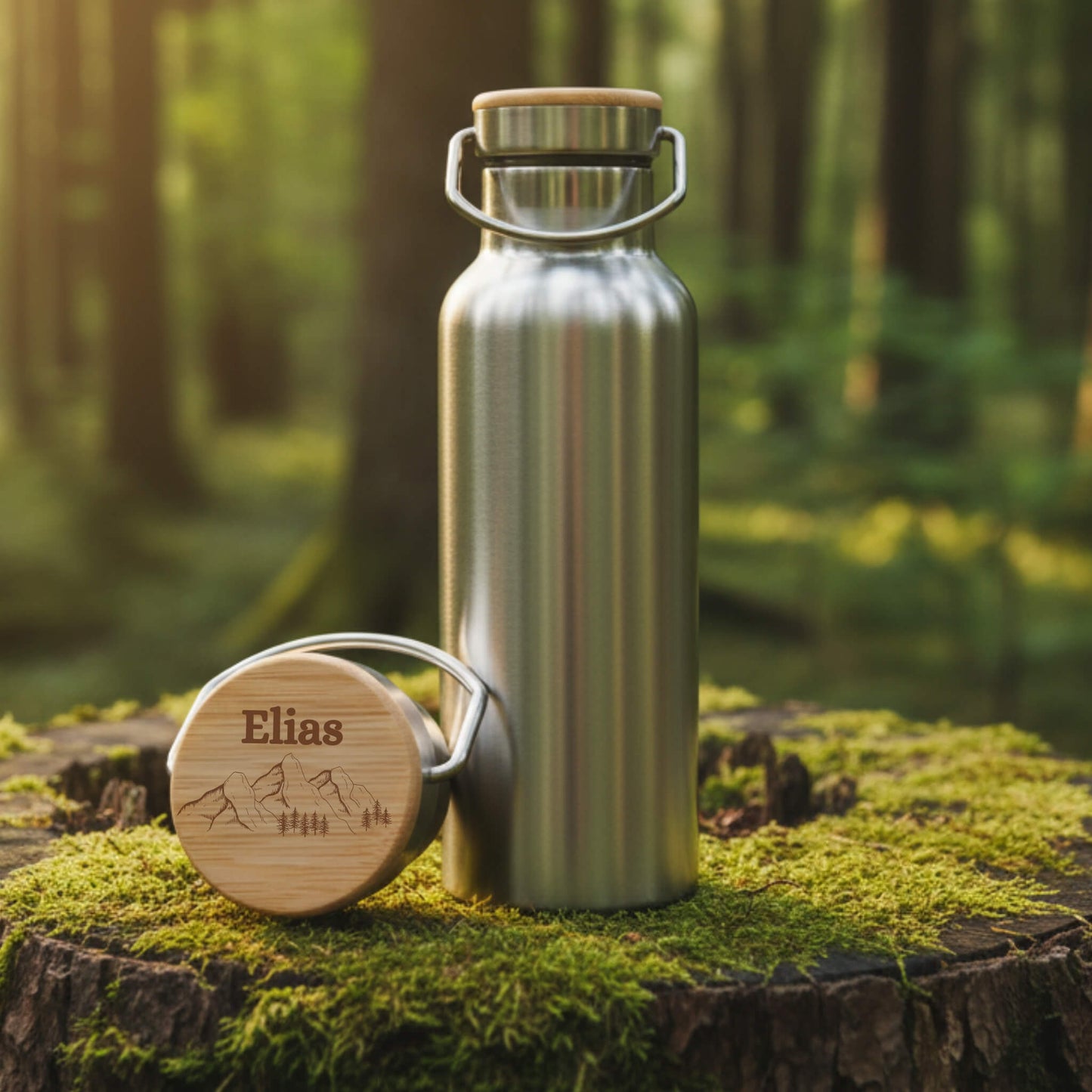 Personalisierte Edelstahl-Trinkflasche 500ml mit Bambusdeckel und Namensgravur Elias auf Waldmoos.