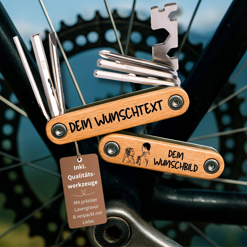 Fahrrad Multitool 9in1 aus Edelstahl mit personalisierbarer Lasergravur auf Holzgriff vor Fahrradkette.