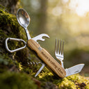 Campingbesteck aus Edelstahl mit Olivenholzgriff und personalisierter Gravur auf moosbedecktem Waldboden.
