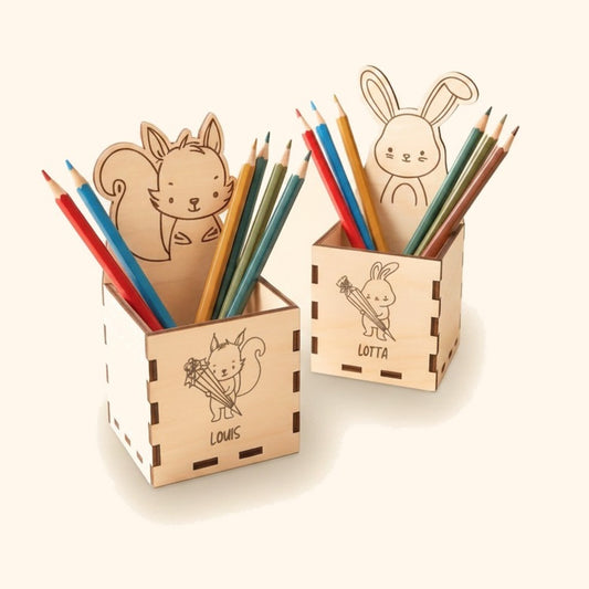 Stiftehalter Tiermotiv, Varianten Eichhörnchen und Hase, Packshot vor cremefarbenem Hintergrund
