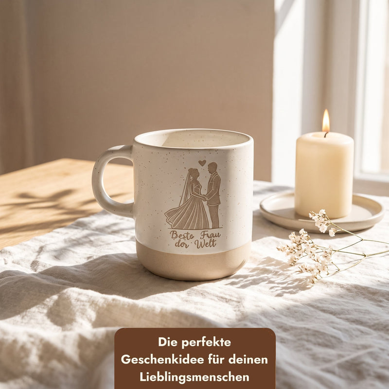 Personalisierte Keramiktasse mit Gravur Brautpaar und Wunschtext als romantisches Geschenk für Paare.
