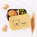 Personalisierte Edelstahl-Brotdose mit Bambusdeckel, Koala-Motiv und graviertem Namen fuer Kinder.
