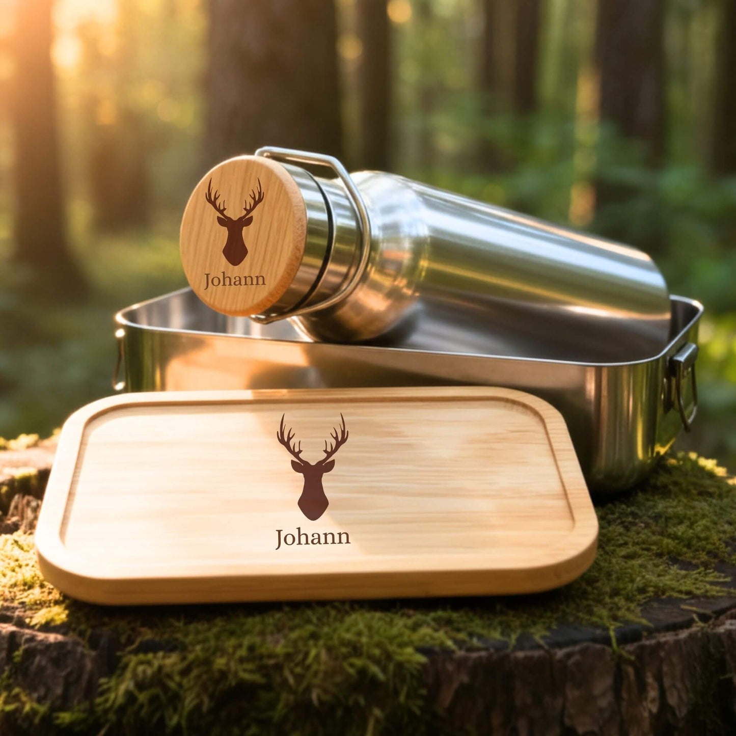 Personalisiertes Trinkflaschen- und Lunchbox-Set aus Edelstahl mit Hirsch-Gravur und Name Johann im Wald.