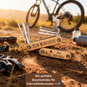 Fahrrad Multitool 9in1 aus Edelstahl mit personalisierbarer Holzgravur fuer Namen oder Wunschbild, ideal als Geschenk fuer Radfahrer.