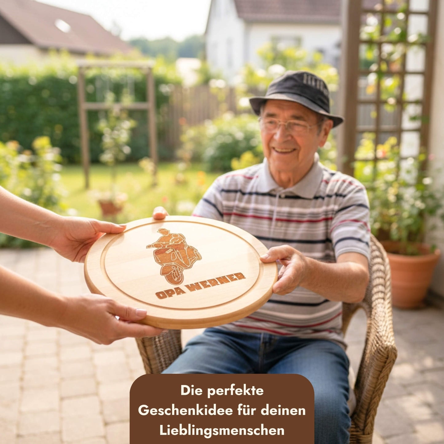 Rundes Holzbrett aus Buche mit personalisierter Gravur und Wunschname als Geschenkidee fuer Opa.