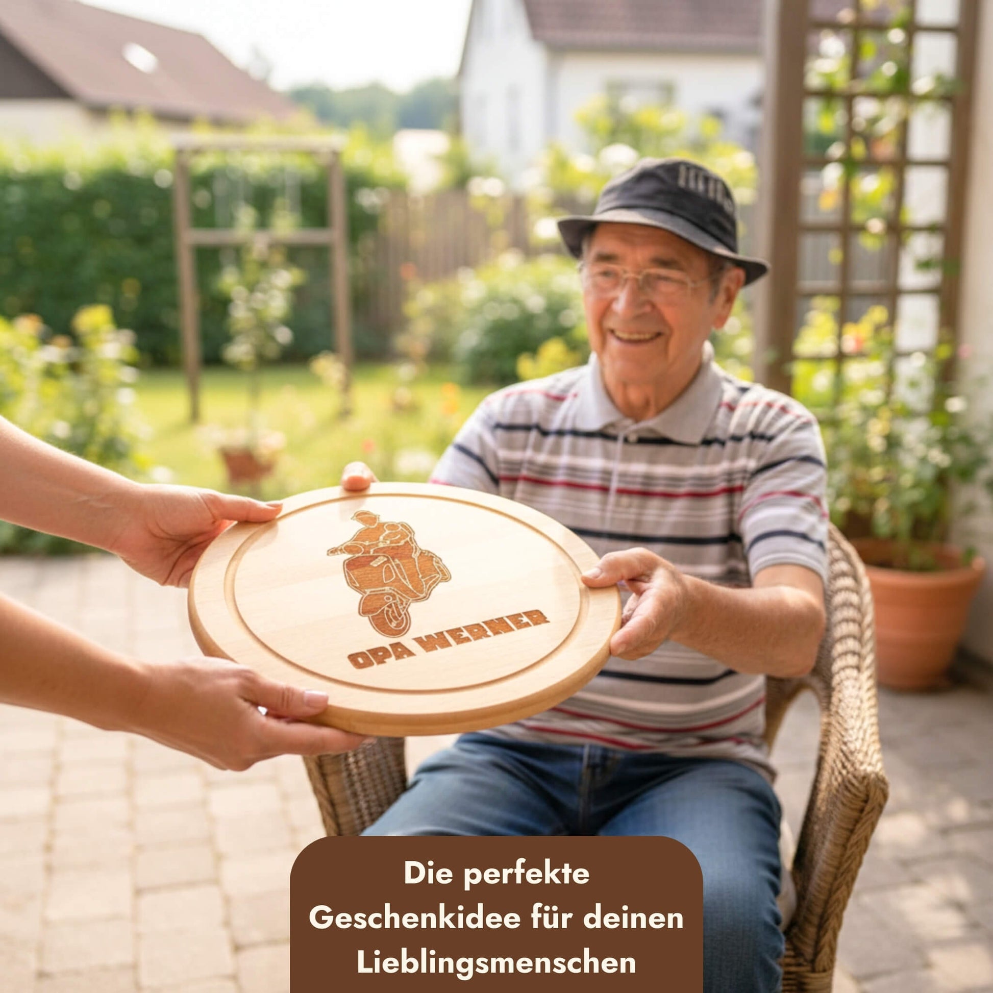 Rundes Holzbrett aus Buche mit personalisierter Gravur und Wunschname als Geschenkidee fuer Opa.
