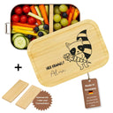 Personalisierte Edelstahl-Brotdose mit Bambusdeckel, Waschbaer-Motiv und Namensgravur fuer Kinder.