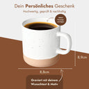 Personalisierte Keramiktasse mit Wunschtext und Motiv, 360ml weiß gesprenkelt mit Terrakotta-Boden.