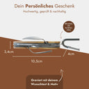 Kompaktes Campingbesteck Set aus Edelstahl mit Olivenholzgriff, Karabinerhaken und individueller Gravur.