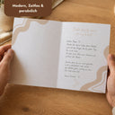 Aufgeklappte personalisierte Geschenkkarte für Papa mit handgeschriebener Dankesbotschaft und beigem Wellendesign.