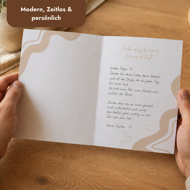 Aufgeklappte personalisierte Geschenkkarte für Papa mit handgeschriebener Dankesbotschaft und beigem Wellendesign.