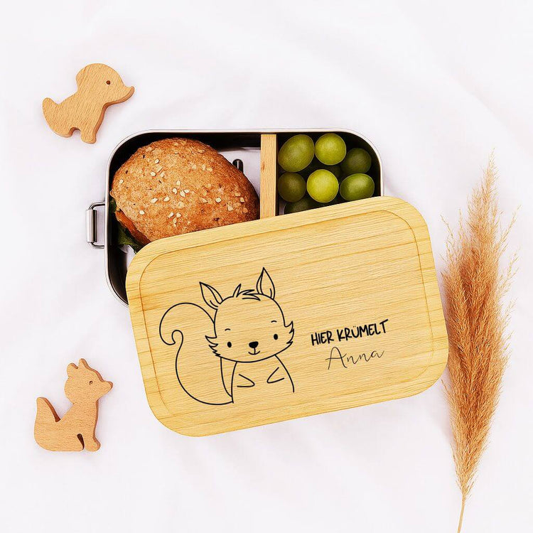 Personalisierte Edelstahl-Brotdose mit Bambusdeckel, Eichhoernchen-Gravur und Name Anna fuer Kinder.