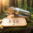 Personalisiertes Edelstahl-Set mit Trinkflasche und Lunchbox, Bambusdeckel mit Holzfäller-Gravur und Namen Jens im Wald.