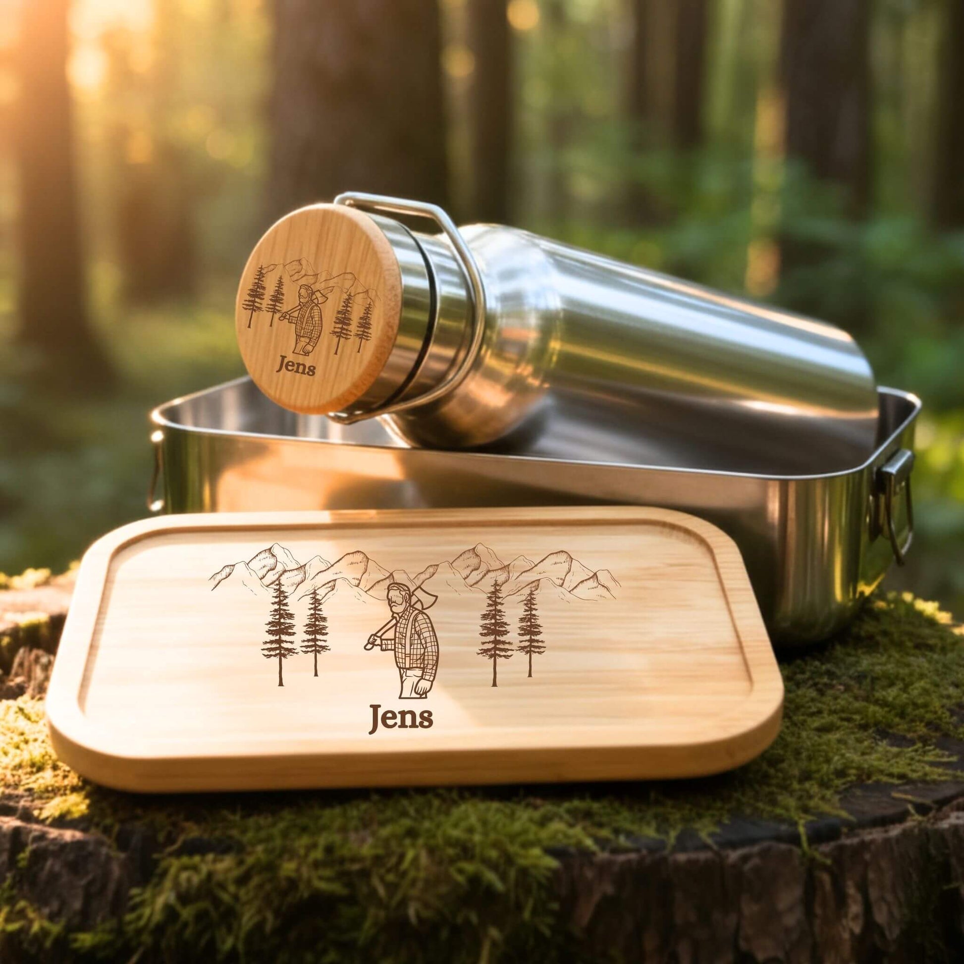 Personalisiertes Edelstahl-Set mit Trinkflasche und Lunchbox, Bambusdeckel mit Holzfäller-Gravur und Namen Jens im Wald.