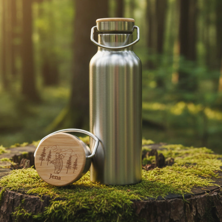 Personalisierte Edelstahl-Trinkflasche 500ml mit Bambusdeckel und Wanderer-Gravur Jens im Wald.