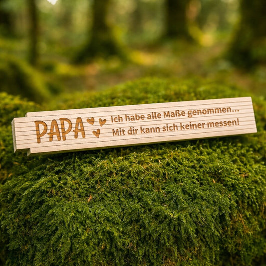 Personalisierter Zollstock aus Holz mit Gravur Papa-Spruch als Geschenkidee zum Vatertag.