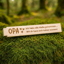 Personalisierter Zollstock mit Gravur fuer Opa und liebevollem Spruch auf hellem Holz.