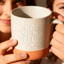 Personalisierte Keramik-Kaffeetasse mit Hot Mums Club Gravur und Terrakotta-Boden als Muttertagsgeschenk.