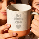 Personalisierte Keramiktasse mit Gravur Hot Mums Club und Herz, gesprenkeltes Steingut mit Terrakotta-Boden.