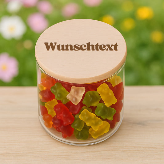 Personalisiertes Vorratsglas mit graviertem Holzdeckel und Wunschtext, gefüllt mit bunten Gummibärchen.