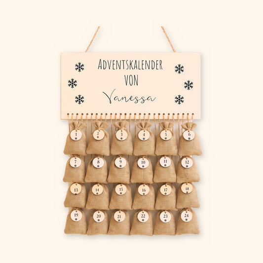 Personalisierter Adventskalender aus Holz mit Schneeflocken-Gravur und Namen, 24 Jutesäckchen mit Holzanhängern 1 bis 24