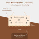 Personalisierter Adventskalender aus Holz mit Schneeflocken-Gravur und individuellem Namen zum Aufhaengen.